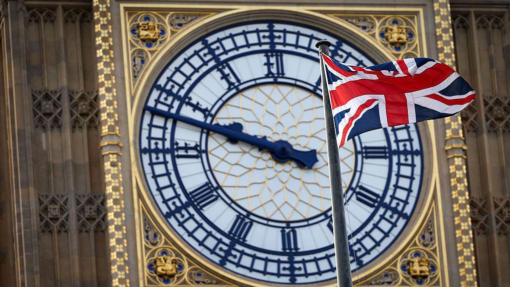 El reloj del Big Ben con la bandera de Reino Unido. 