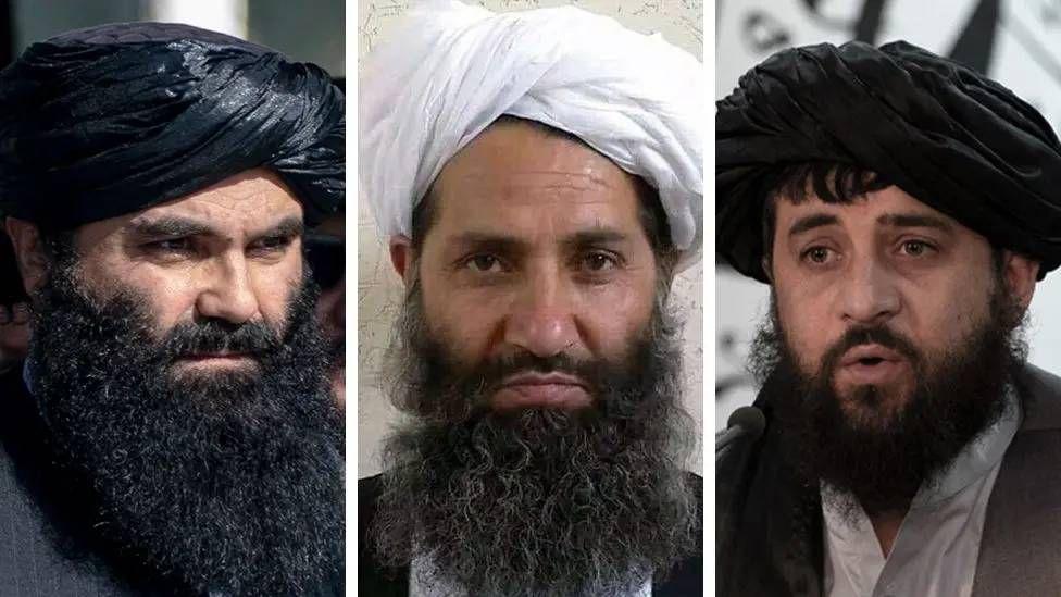 Imagen compuesta con los rostros del líder supremo de Afganistán, Hibatullah Akhundzada, en el centro, y los ministros Sirajuddin Haqqani (izquierda) y Mohammad Yaqoob (derecha).