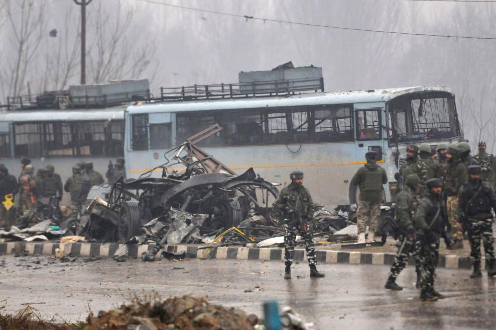 2019年2月14日，印度斯利那加（Srinagar），安全部隊靠近查謨-斯利那加高速公路受損車輛