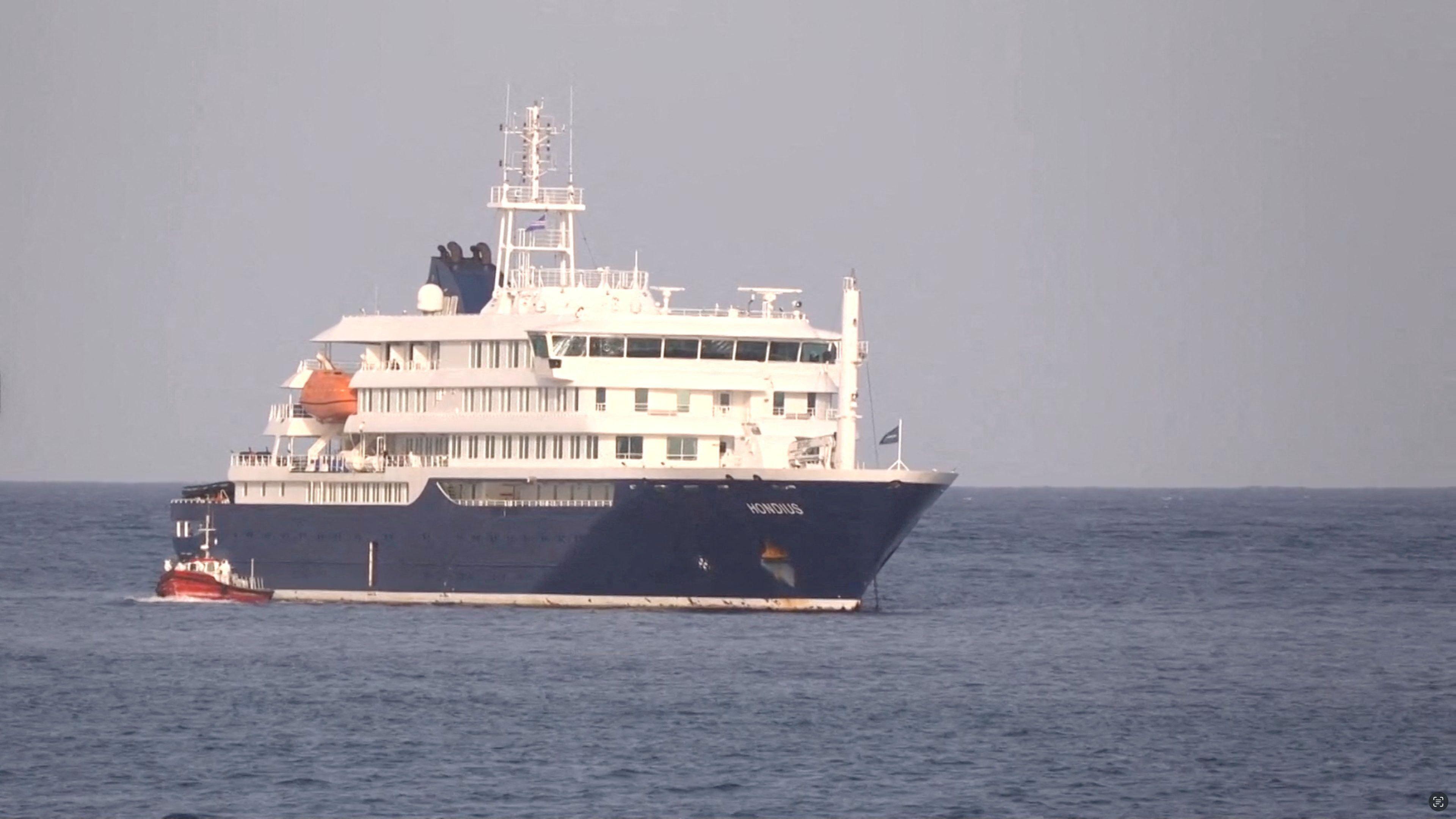 Una embarcación junto al crucero MV Hondius, afectado por el hantavirus, fondeado en el puerto de Cabo Verde.
