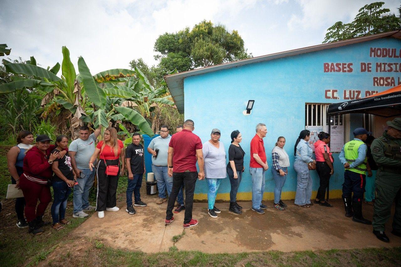 Los electores esperan en un colegio electoral para elegir al gobernador del nuevo estado de Guayana Esequiba y sus autoridades en la base de la misión socialista Palabra Rosa, en Dalla Costa, municipio Sifontes del estado Bolívar, Venezuela, el 25 de mayo de 2025