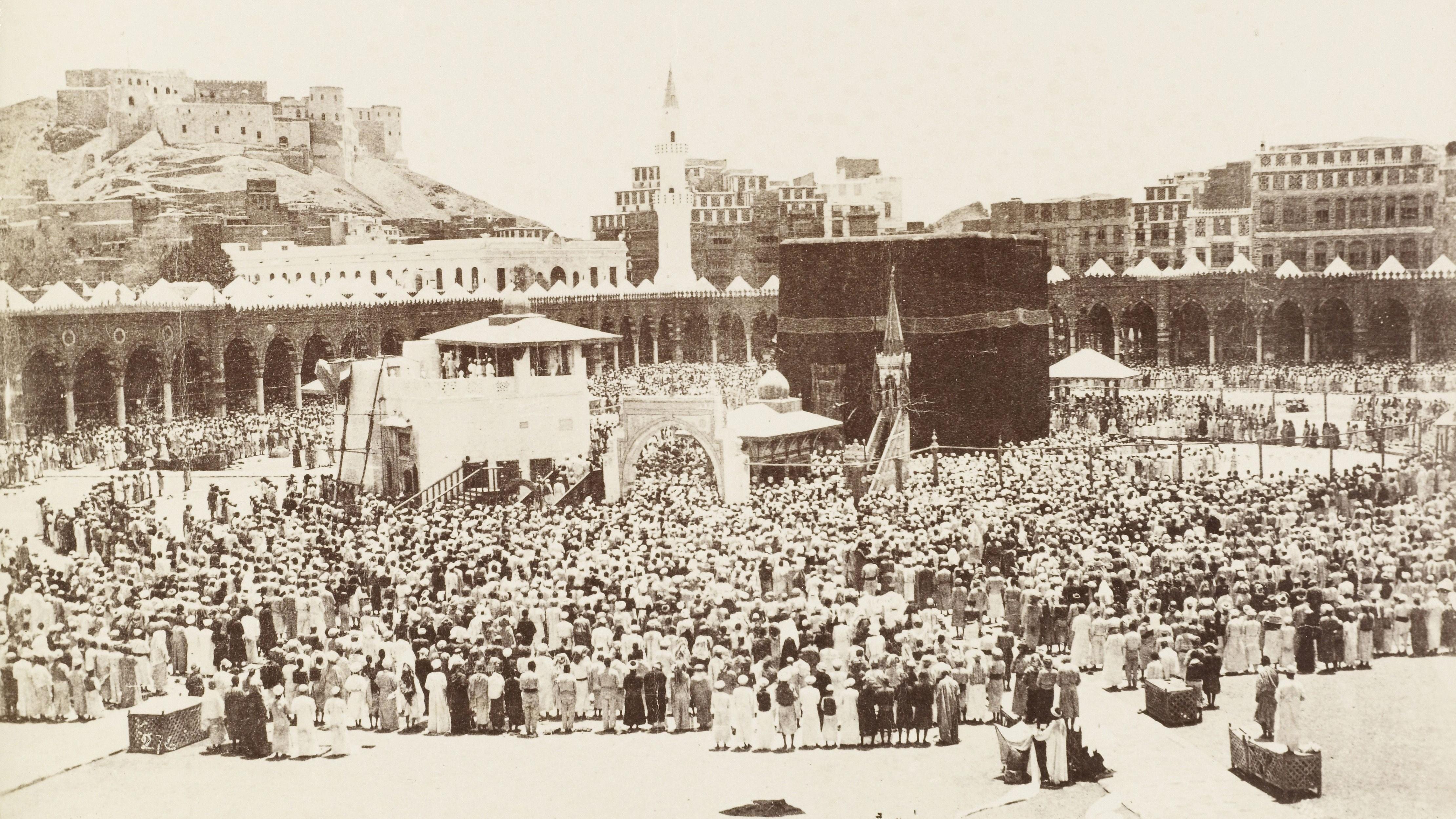 Sebuah potret Masjid Haram dari abad ke-19, diambil oleh Abd al-Gaffar, salah satu fotografer paling awal yang diketahui berasal dari Makkah.
