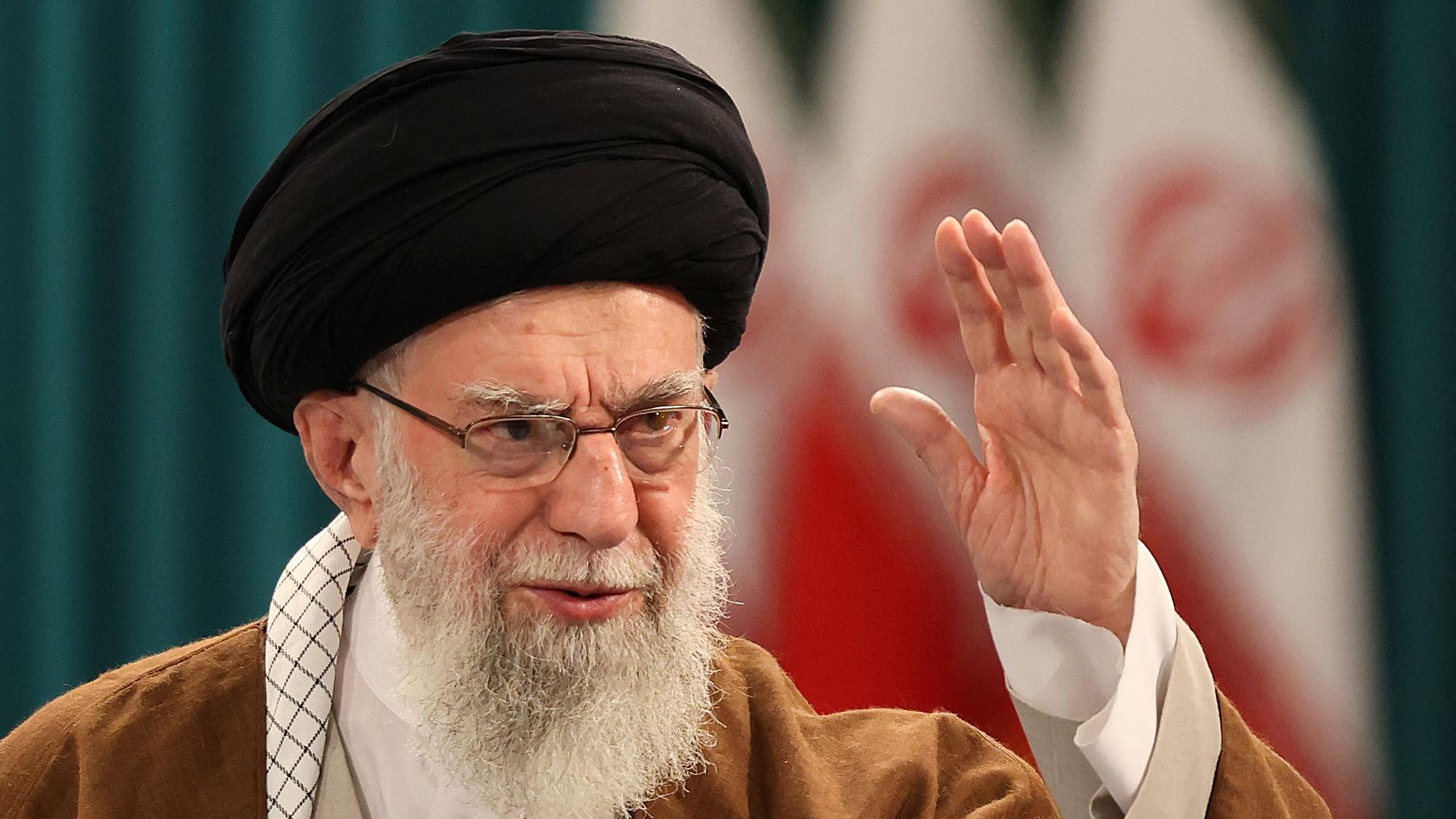 El líder supremo de Irán, el ayatolá Alí Jamenei, saluda a sus partidarios durante una conferencia de prensa tras emitir su voto para la segunda vuelta de las elecciones parlamentarias en Teherán el 10 de mayo de 2024.