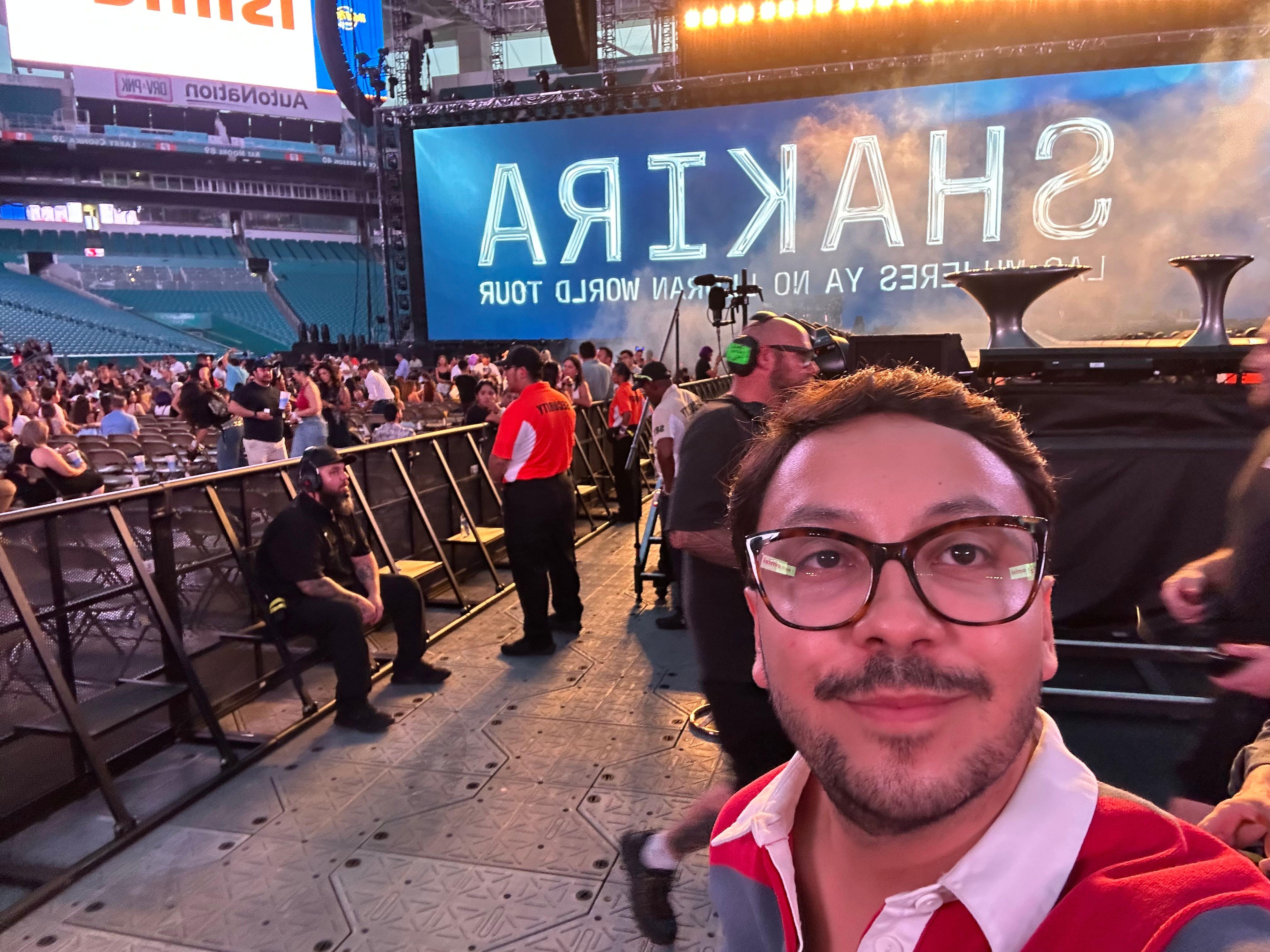 Santiago Vanegas Maldonado, periodista de BBC Mundo, en el show de Shakira en Miami el 6 de junio de 2025.