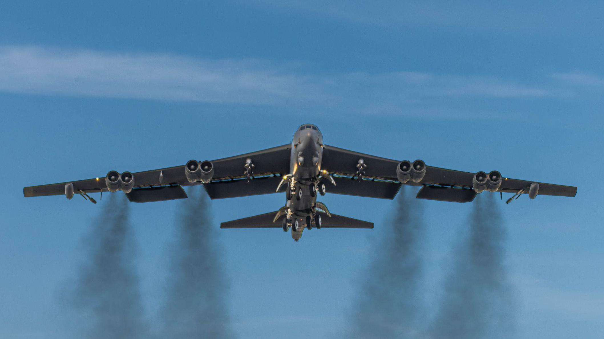 قاذفة B-52 تحلّق على ارتفاع منخفض فوق ريف غلوسترشير، 25 أبريل/نيسان 2026