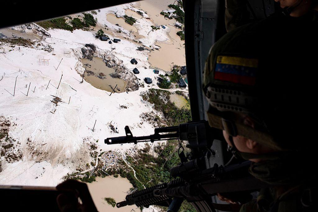 Un militar venezolano ve desde un helicóptero una zona devastada por la minería ilegal en el estado Amazonas.