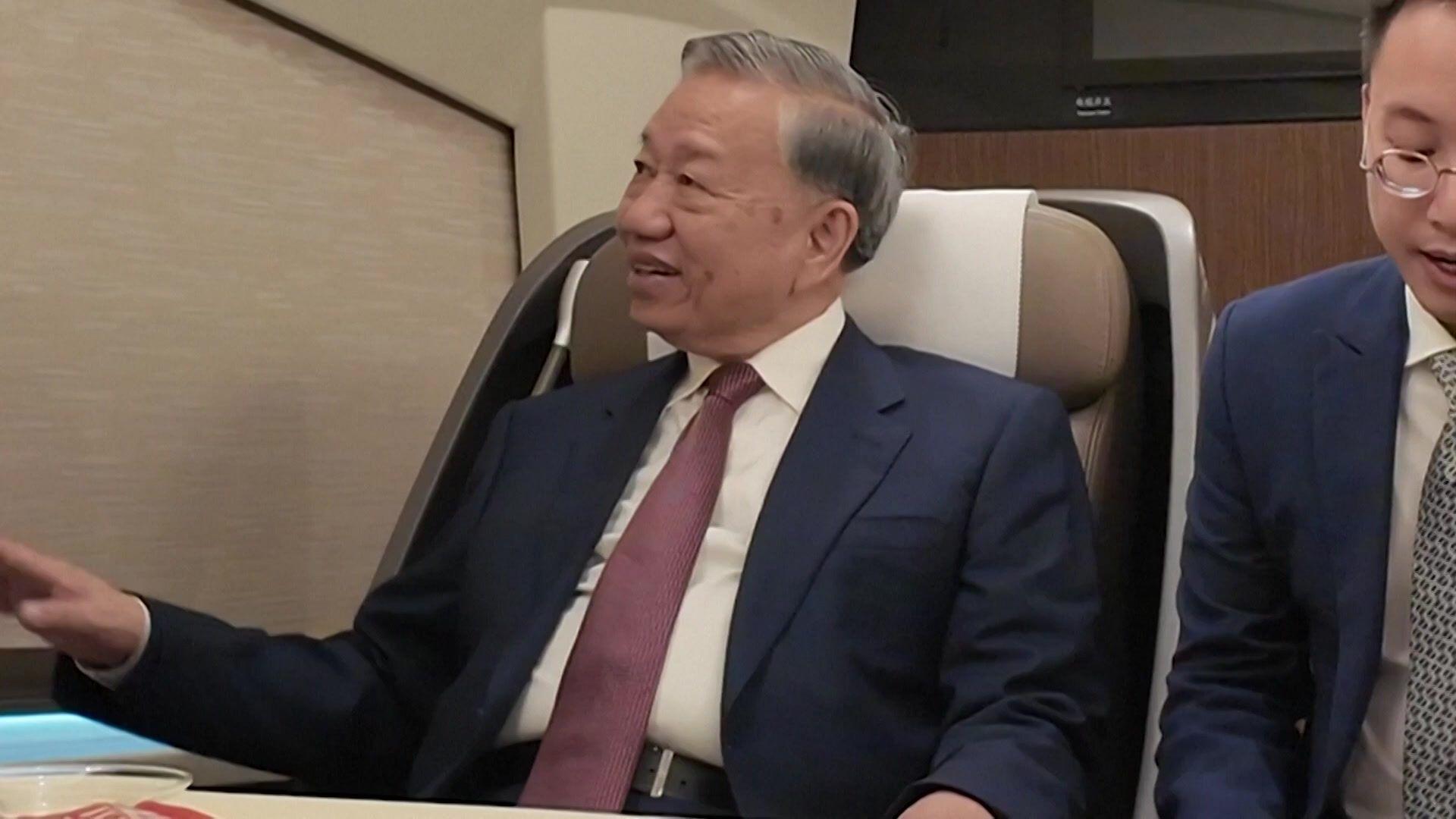 蘇林（左）在北京開往雄安高鐵列車上打量車廂（中國中央電視台片段截屏 14/4/2026）