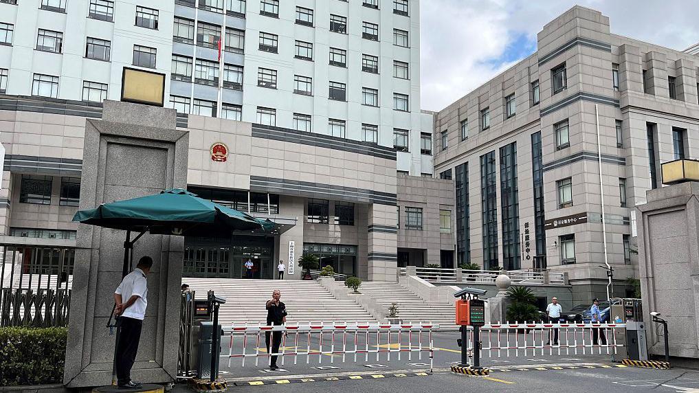 2025年9月19日，安保人員在上海一家法院大院內站崗，將外交官和記者拒之門外，人權組織稱，著名公民記者張展正在上海法院接受審判。