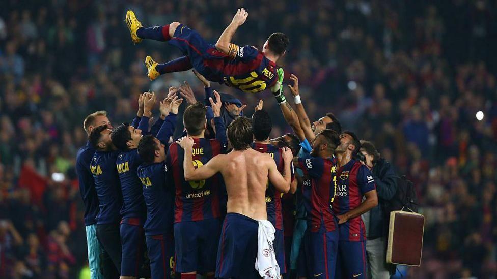 لاعبو برشلونة يرمون ميسي بالهواء احتفالاً بالرقم القياسي الجديد