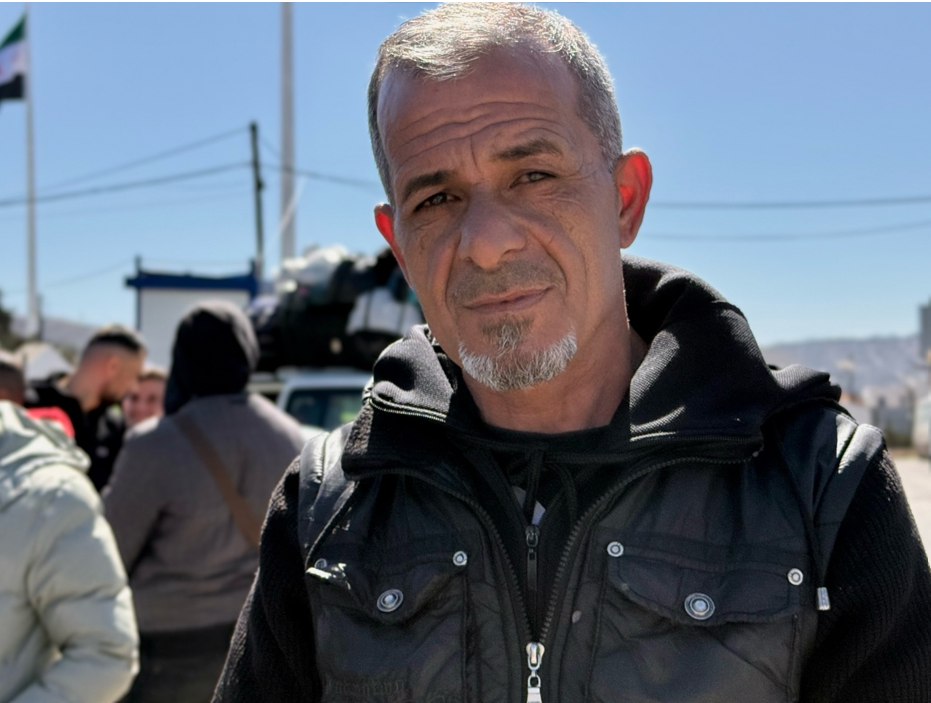 صديف عيسى لاجئ سوري في لبنان عاد إلى بلاده برفقة عائلته بشكل نهائي بعد تردي الأوضاع في لبنان 