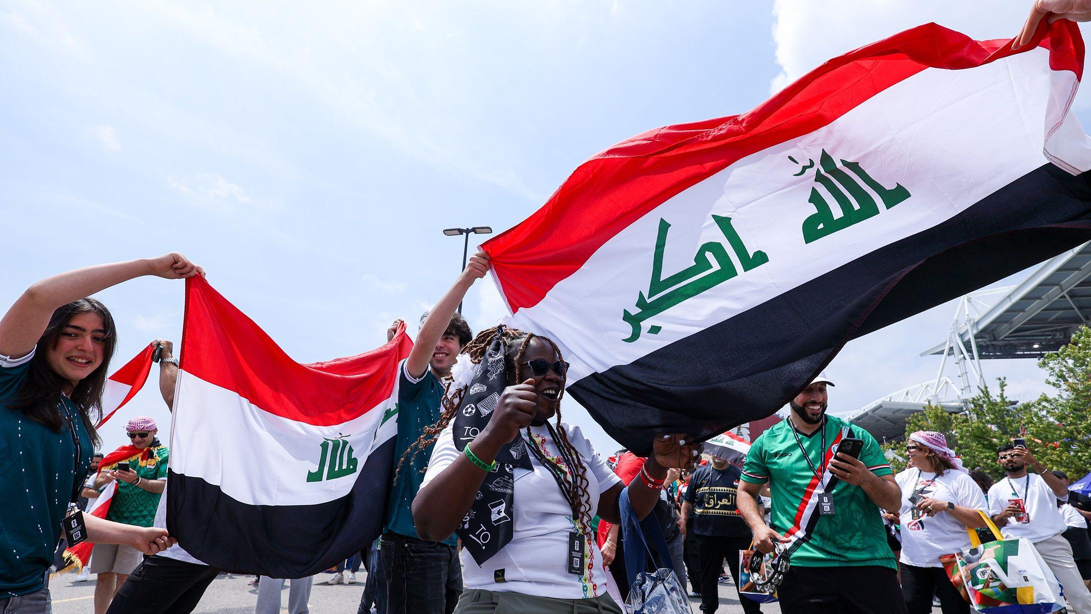 مشجعو المنتخب العراقي ومشجعة سنغالية يرقصون معاً في الملعب قبل مباراة دور المجموعات لكأس العالم 2026 بين السنغال والعراق على ملعب تورنتو في تورنتو، كندا، في 26 يونيو/حزيران 2026. 