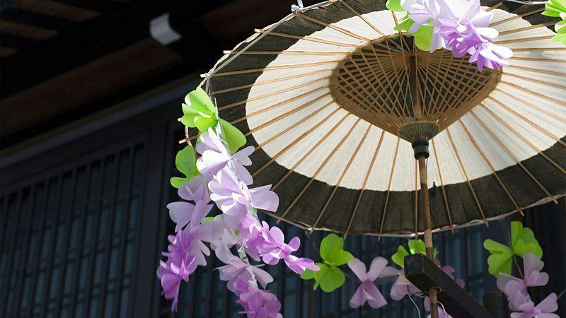Guarda-chuva típico japonês, enfeitado com flores 