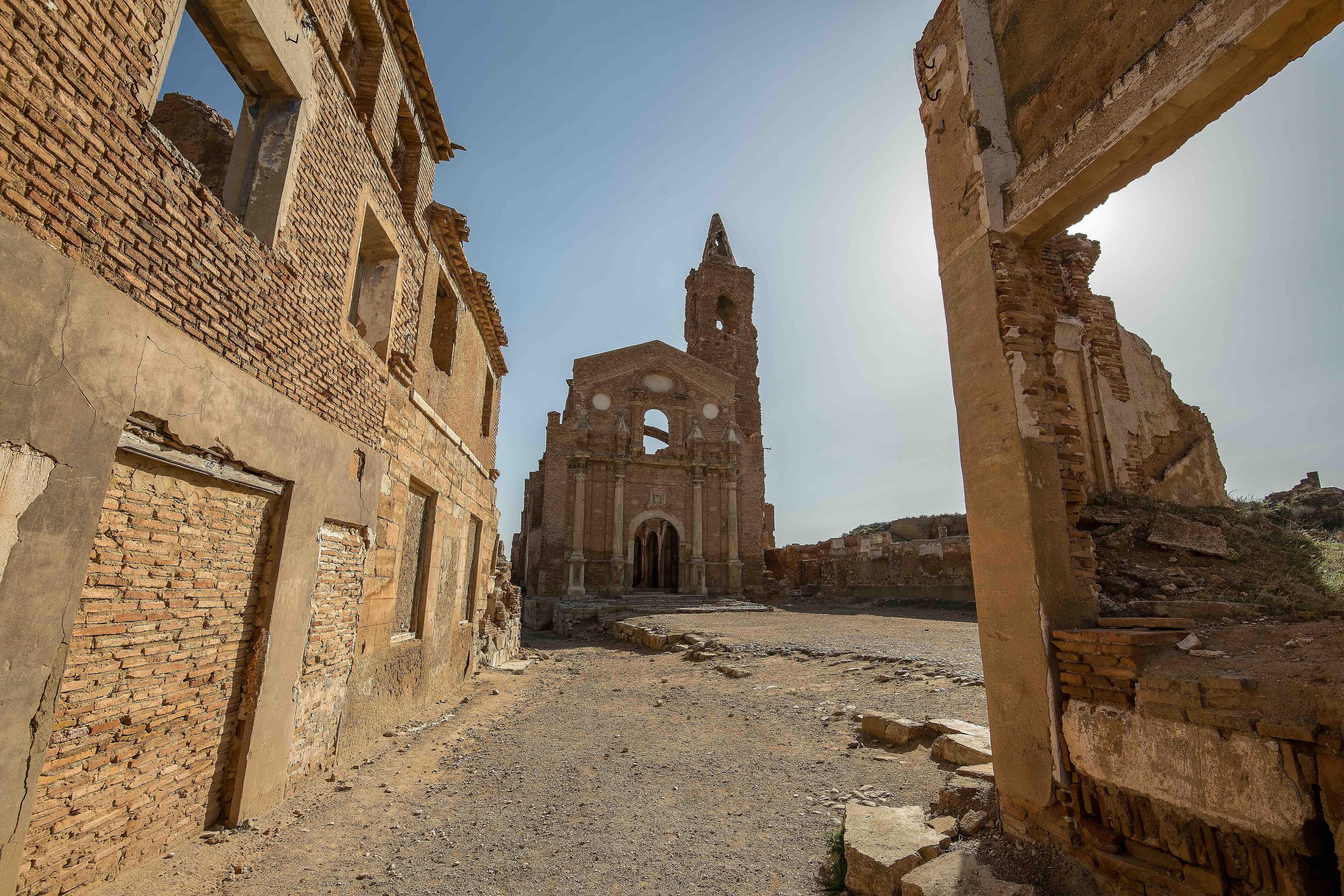 Fachada de la iglesia de San Martín de Tous.