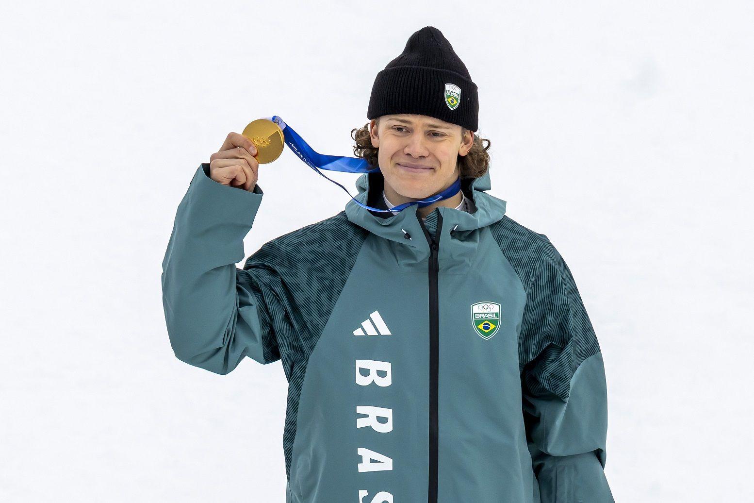 Lucas Pinheiro Braathen sostiene emocionado su medalla de oro durante la ceremonia de premiación del eslalon gigante en los Juegos Olímpicos de Invierno de Milán-Cortina 2026.