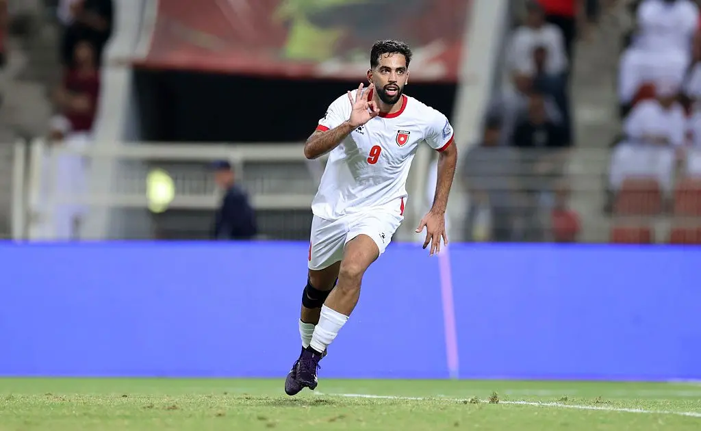 اللاعب الأردني علي علوان يحتفل بتسجيل الهدف الثالث لفريقه في مرمى سلطنة عُمان خلال تصفيات كأس العالم 2026