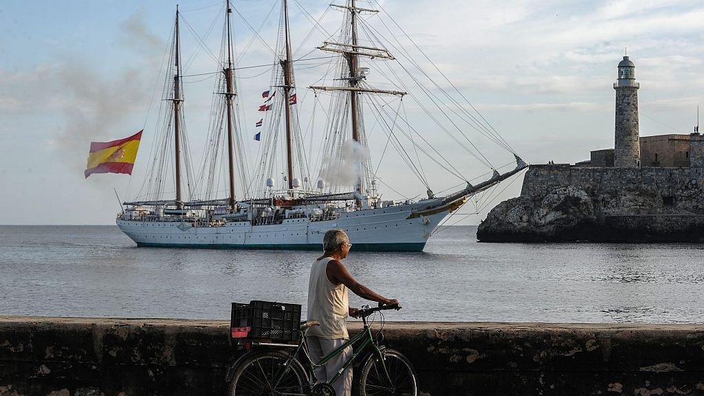 El buque escuela de la Armada Real Española, Juan Sebastián Elcano, llega al puerto de La Habana