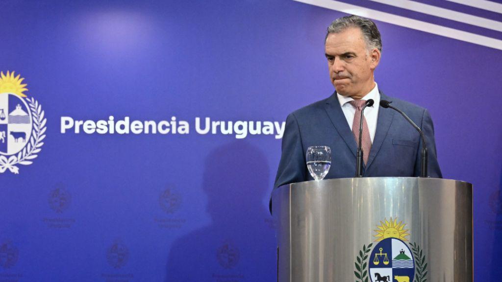 El presidente de Uruguay, Yamandú Orsi, detrás de un atril con el escudo nacional.