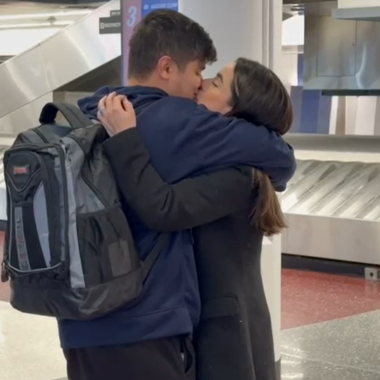 Casal se abraça em aeroporto