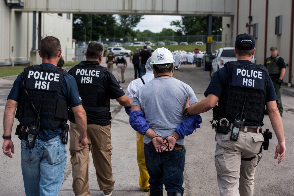 Un obrero detenido por agentes migratorios