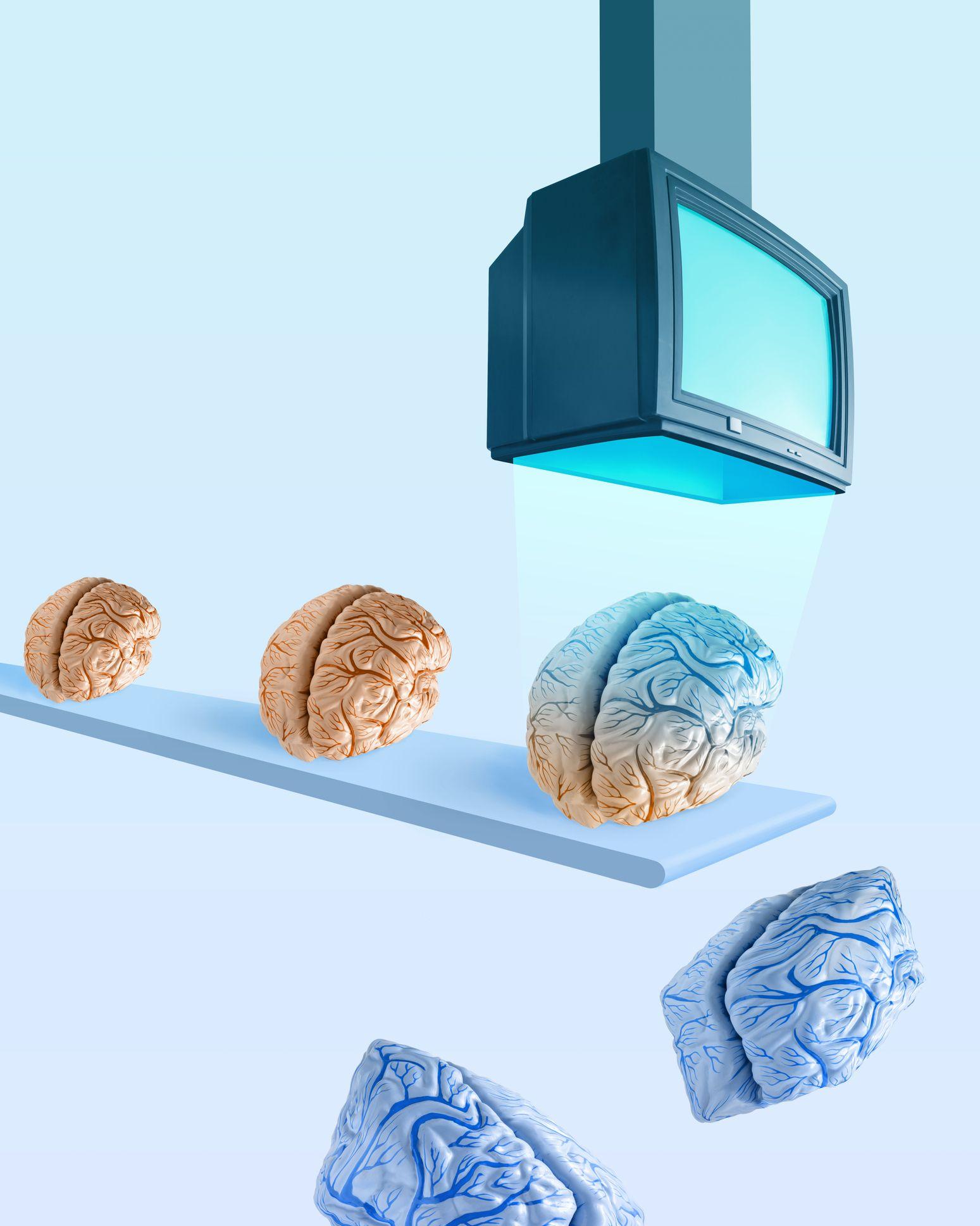 رسم رقمي يُصوّر أدمغة بشرية موضوعة على سير إنتاج صناعي، تمرّ تحت جهاز يشبه شاشة تلفاز قديمة ينبعث منها ضوء أزرق. تتحوّل الأدمغة تدريجياً من اللون الوردي الطبيعي إلى الأزرق البارد، ومن شكل كروي إلى مكعبات، أثناء مرورها تحت الجهاز، ما يوحي بتأثير خارجي يغيّر تركيبتها أو طبيعتها. بعض الأدمغة الزرقاء تسقط من نهاية السير في اتجاه الأسفل. الخلفية زرقاء فاتحة.