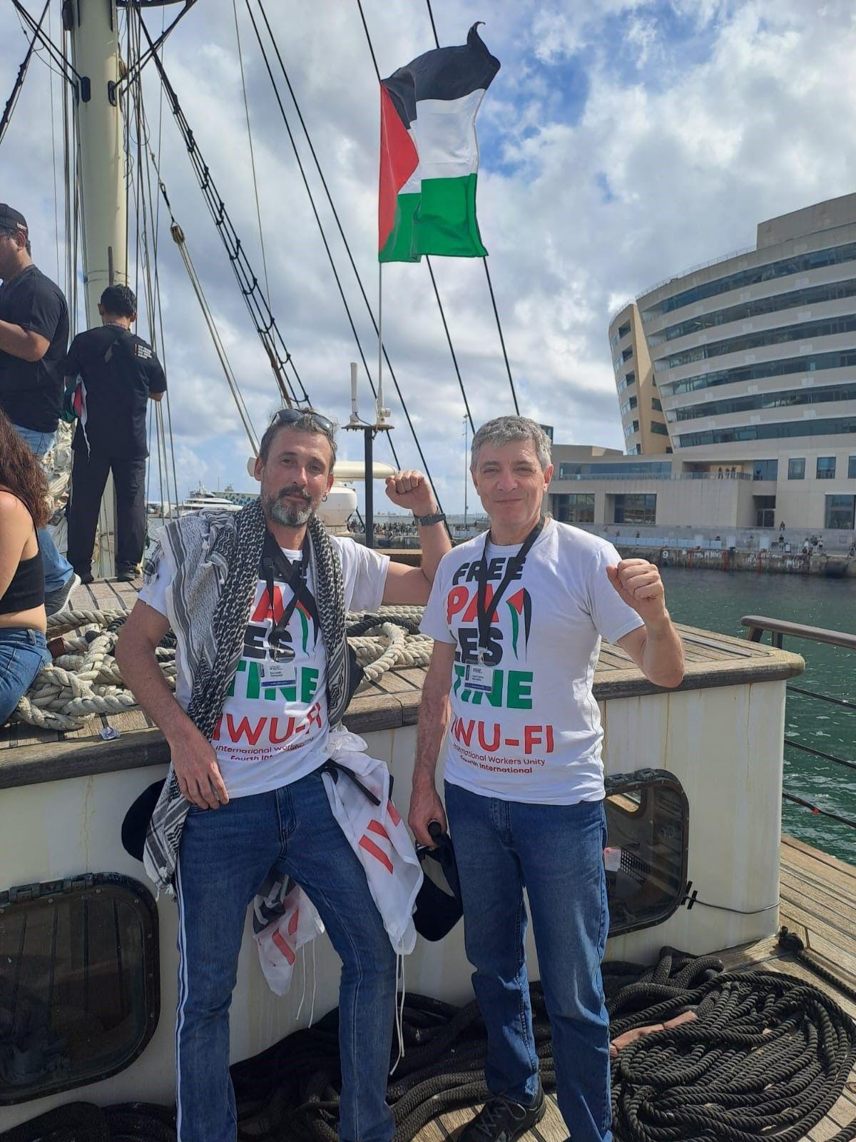 Ezequiel Peressini (izquierda) y el diputado nacional de Argentina Juan Carlos Giordano a bordo de la flotilla.