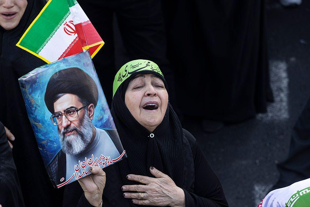 Mulher chora morte de Ali Khamenei durante manifesta&ccedil;&atilde;o em Teer&atilde;