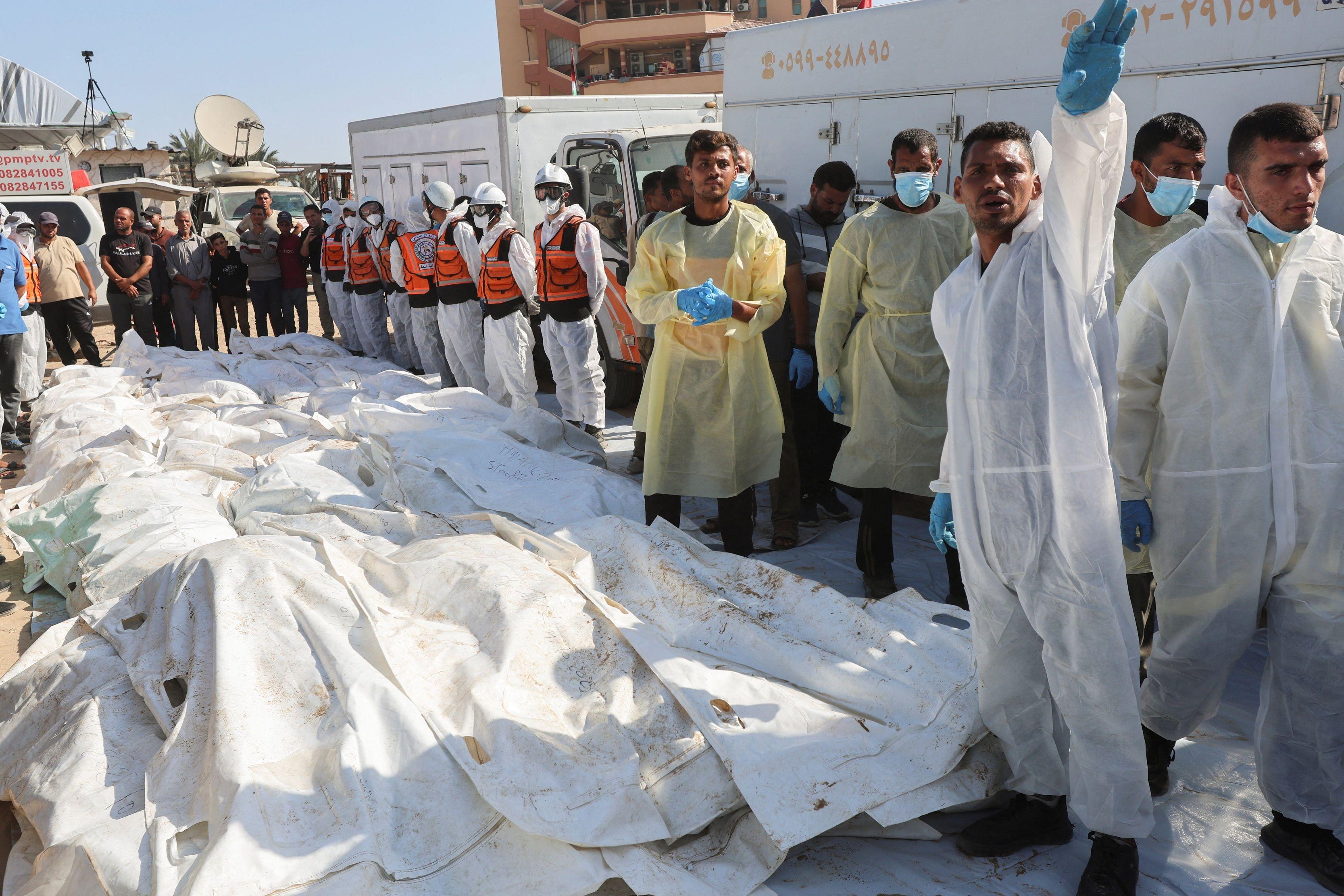 جثث مشوهة و"آثار تعذيب"، كيف يتعرف فلسطينيون على ذويهم في قطاع غزة؟ 5 جثث مجهولة الهوية قبل دفنها في مقبرة جماعية في دير البلح وسط قطاع غزة
