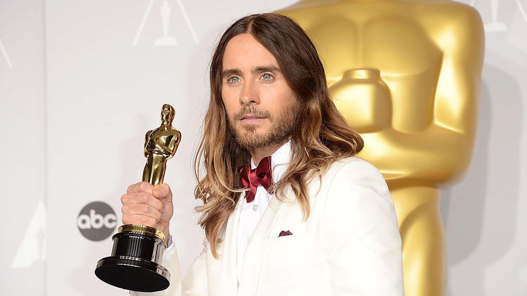 Jared Leto levantando el Oscar como mejor actor secundario que recibió en 2014. 