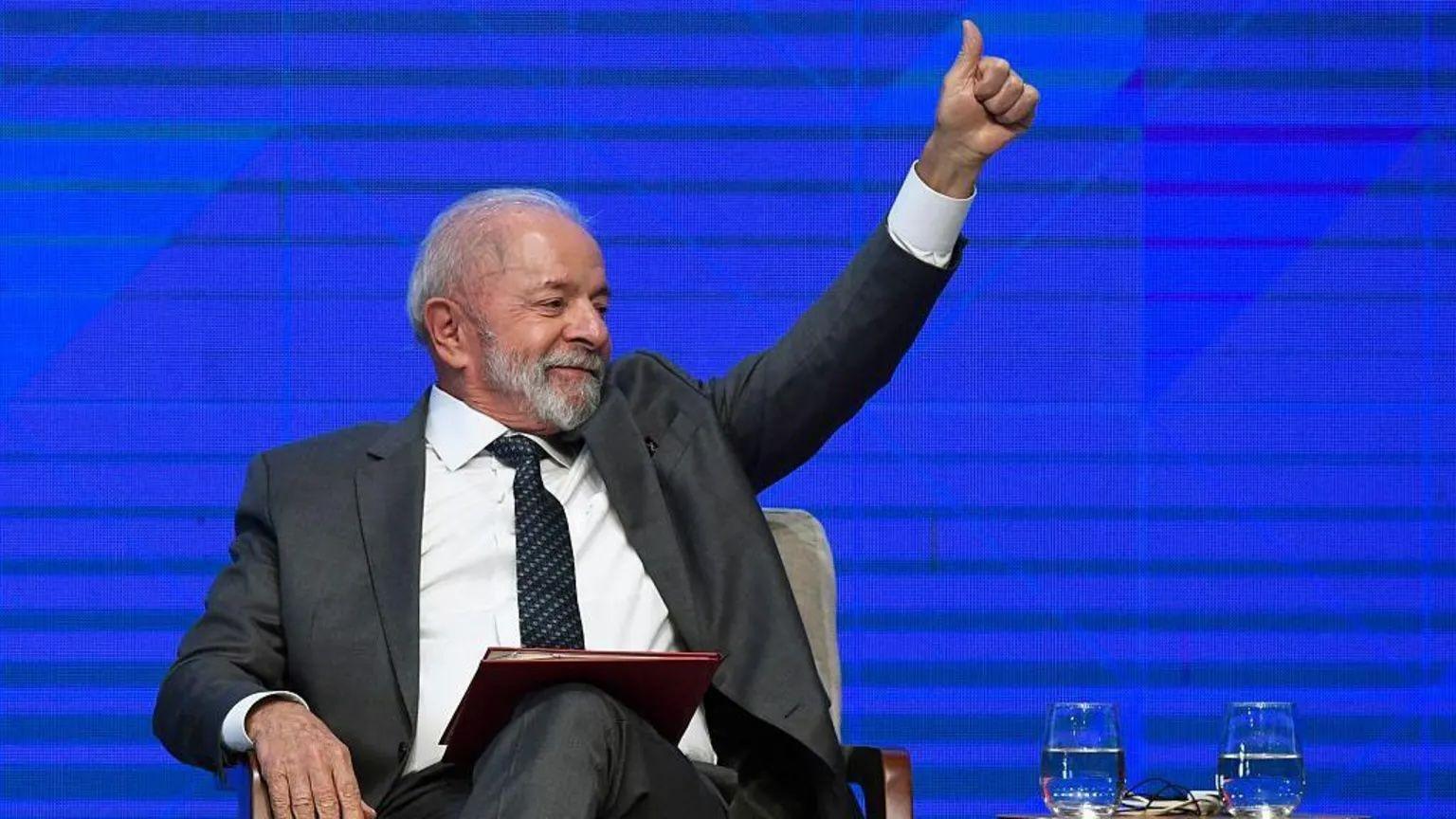 Luis Inacio Lula da Silva, sentado en una silla, con el pulgar izquierdo al aire