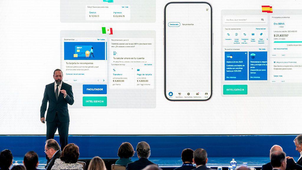Altos ejecutivos de BBVA y funcionarios económicos mexicanos participan en el evento anual de BBVA México para líderes empresariales de todo el país.