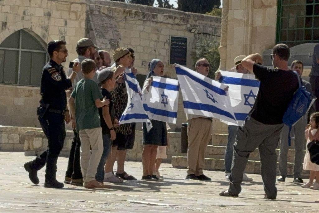 Colonos com bandeiras de Israel na Esplanada das Mesquitas