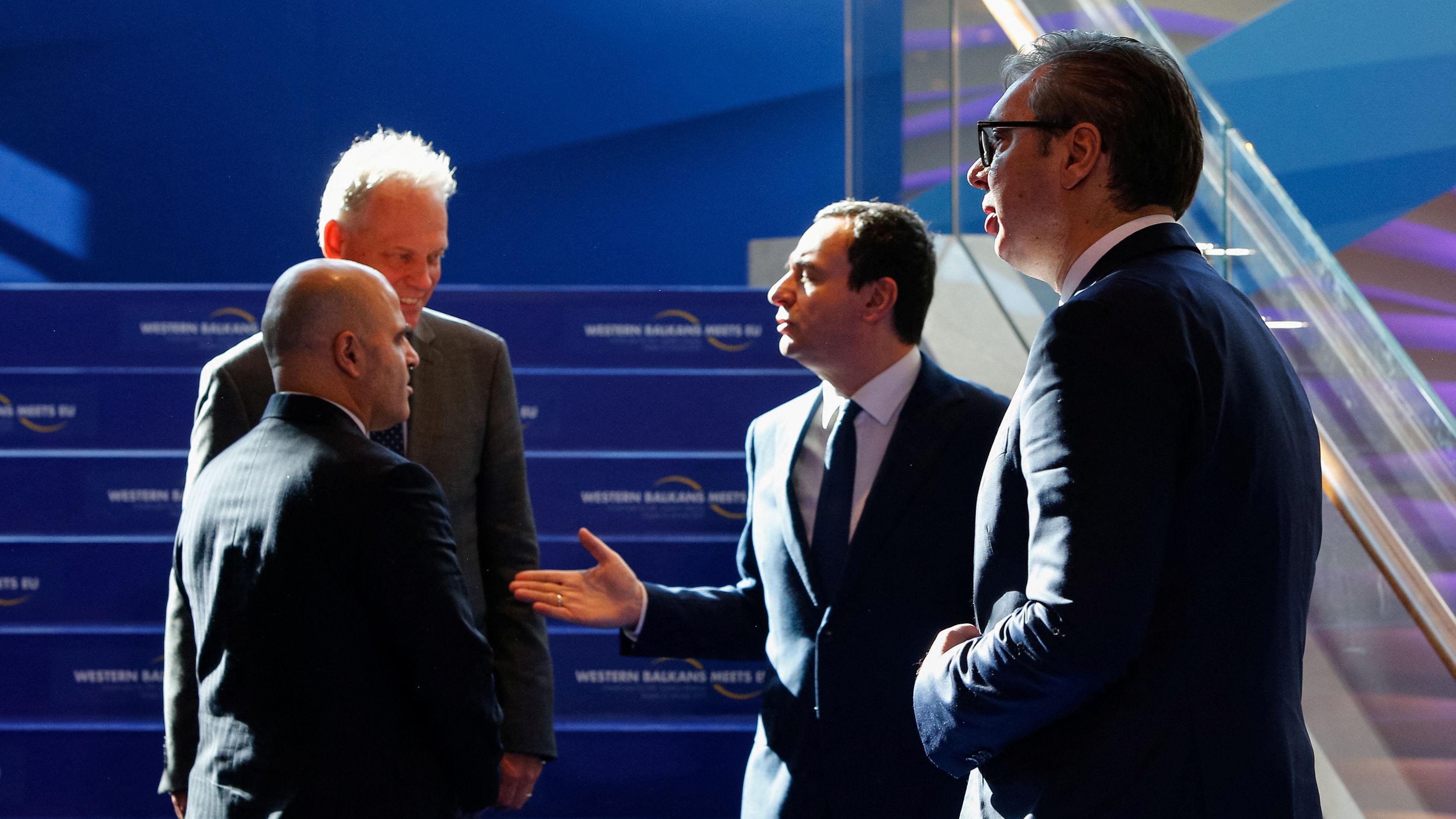 Predsednik Srbije Aleksandar Vučić šeta dok kosovski premijer Albin Kurti razgovara sa premijerom Severne Makedonije Dimitrom Kovačevskim i generalnim direktorom Evropske komisije za pregovore o proširenju Gertom Janom Koopmanom, tokom sastanka lidera Zapadnog Balkana u Skoplju, Severna Makedonija, 22. januara 2024.