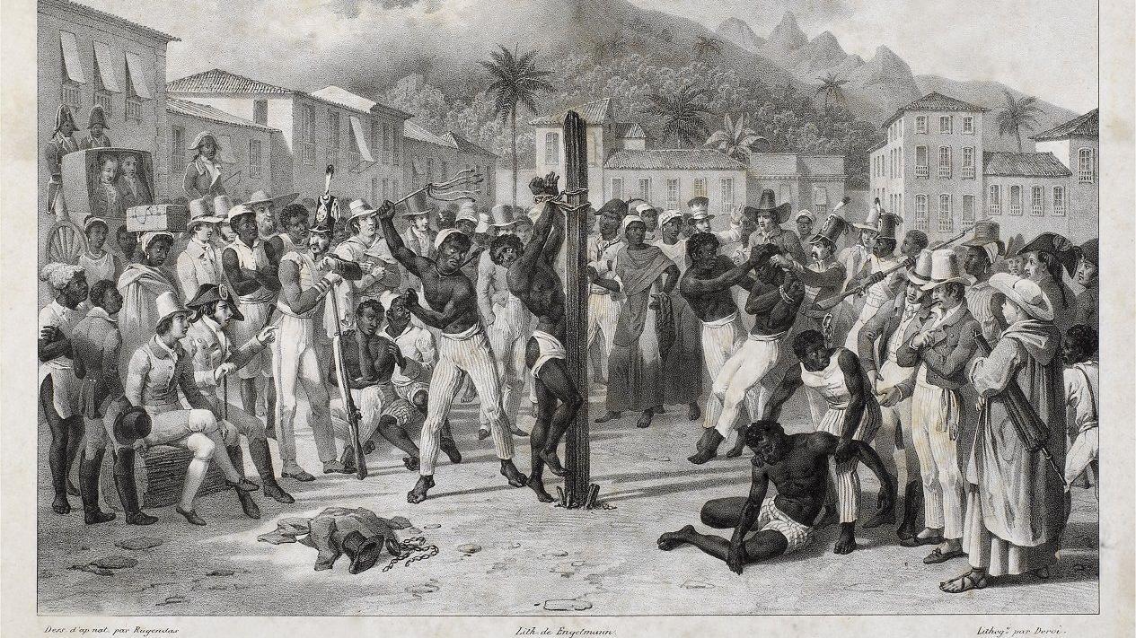 Homem amarrado em tronco e sendo chicoteado; ao lado dele, um outro homem está sentado, aparentemente abatido por ter sido chicoteado também e é amparado por uma mulher; homens brancos e pessoas negras assistem à punição