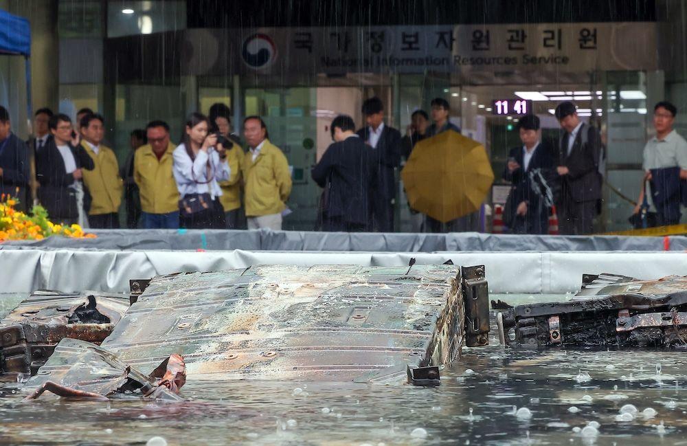 국가정보자원관리원 화재 현장에 소실된 리튬이온배터리가 소화 수조에 담겨 있다