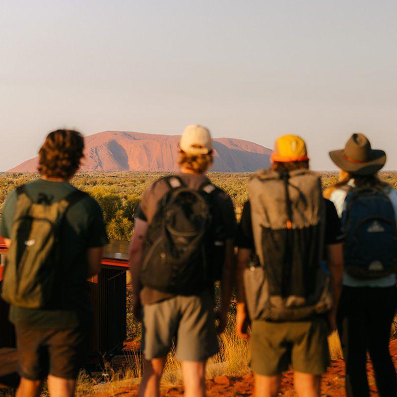 Turistas observam o Uluru na Austr&aacute;lia
