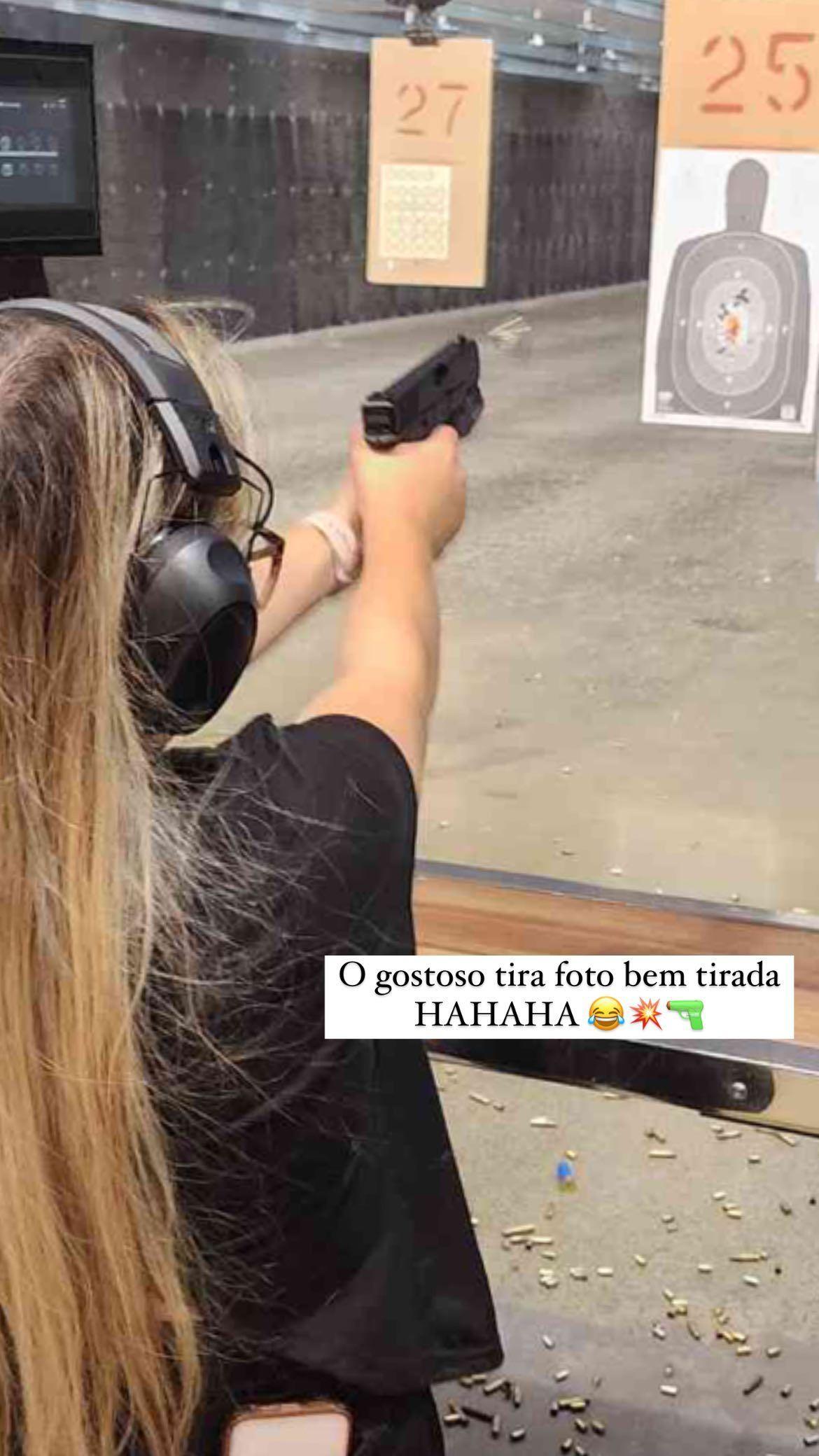 Juliana postou uma foto atirando em um alvo em suas redes sociais. Imagem foi tirada no dia que a brasileira foi a um centro de pr&aacute;tica de tiro com o amante, segundo seu depoimento. 