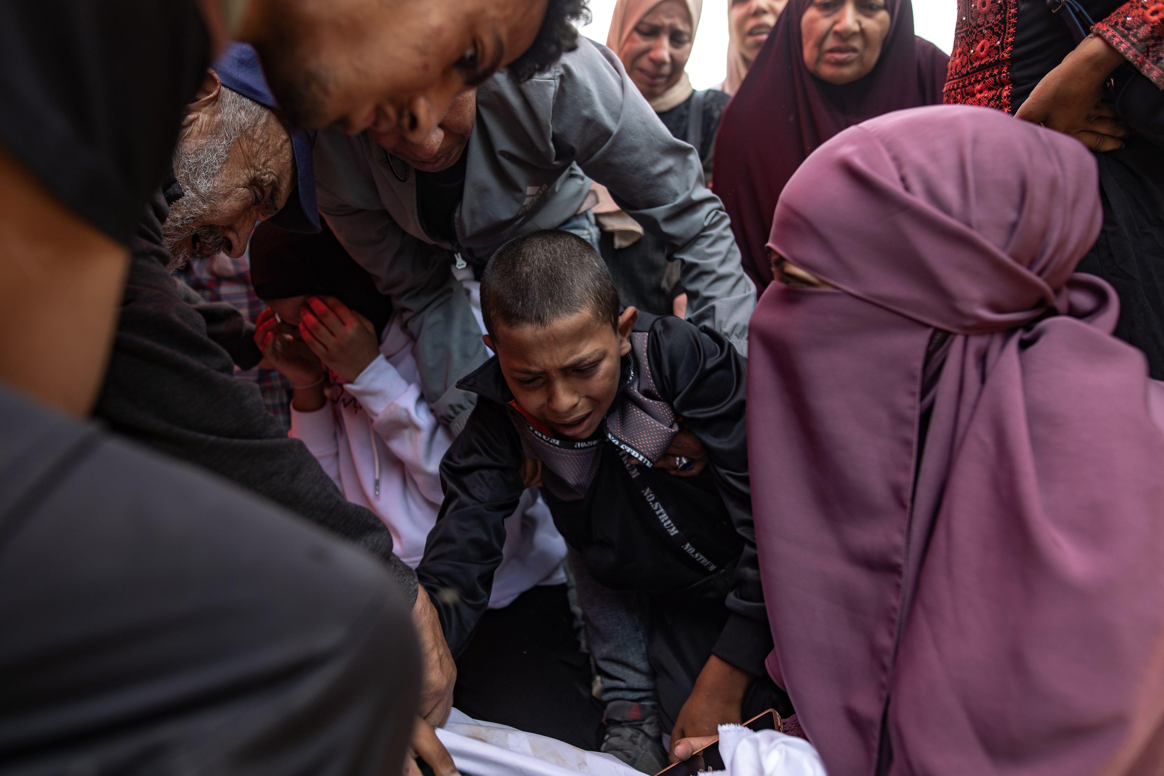 فلسطينيون يودعون أحباءهم القتلى في المستشفى الإندونيسي بعد غارةٍ جويةٍ إسرائيليةٍ على عيادة التوبة الطبية في جباليا، في بيت لاهيا، شمال قطاع غزة، في 15 مايو/أيار 2025
