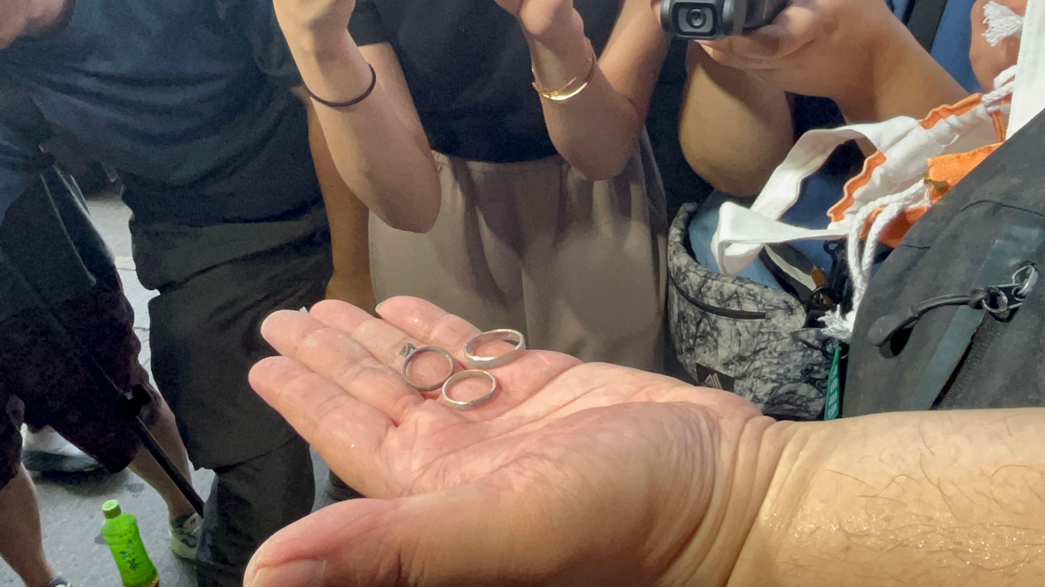 居民梁先生展示他在單位中尋回的結婚戒指