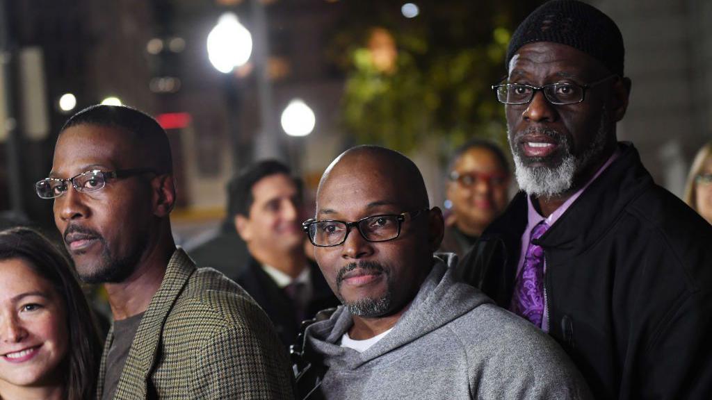 Alfred Chestnut, de izquierda a derecha, Andrew Stewart y Ransom Watkins posan para un fotógrafo después de ser liberados y exonerados del asesinato de 1983 por el que fueron condenados el lunes 25 de noviembre de 2019 en Baltimore, Maryland.