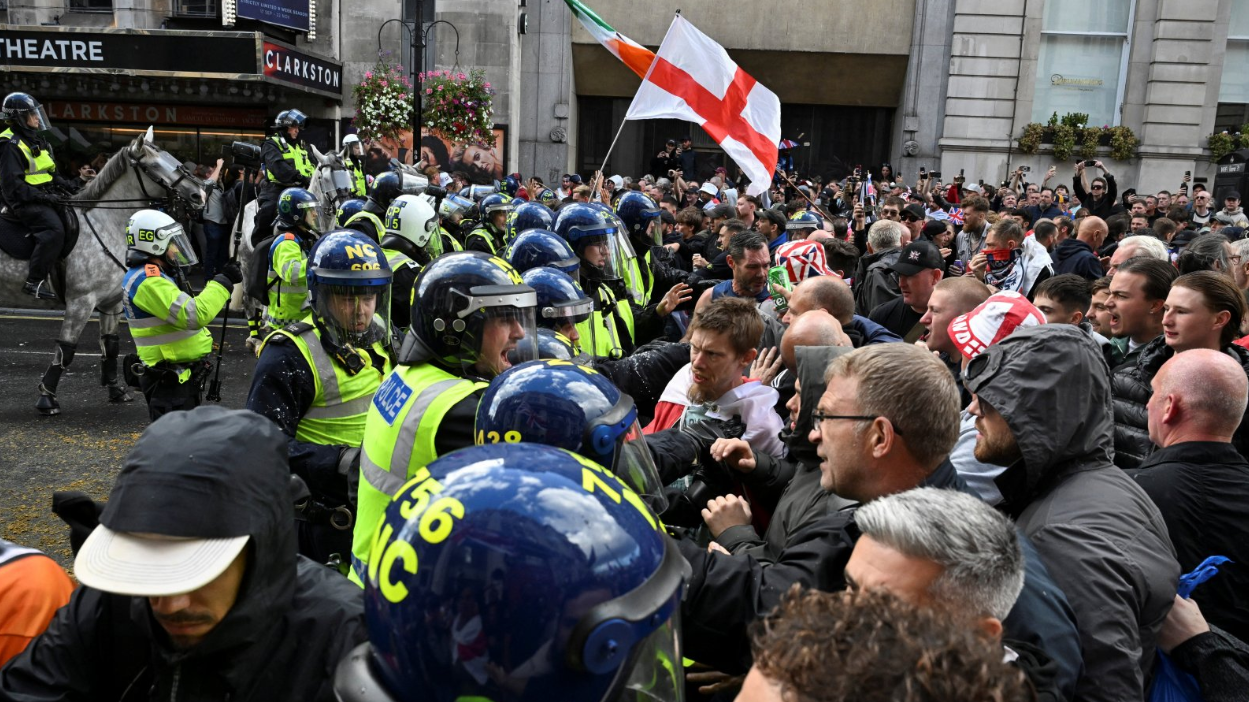 Policias e manifestantes discutem em Londres 