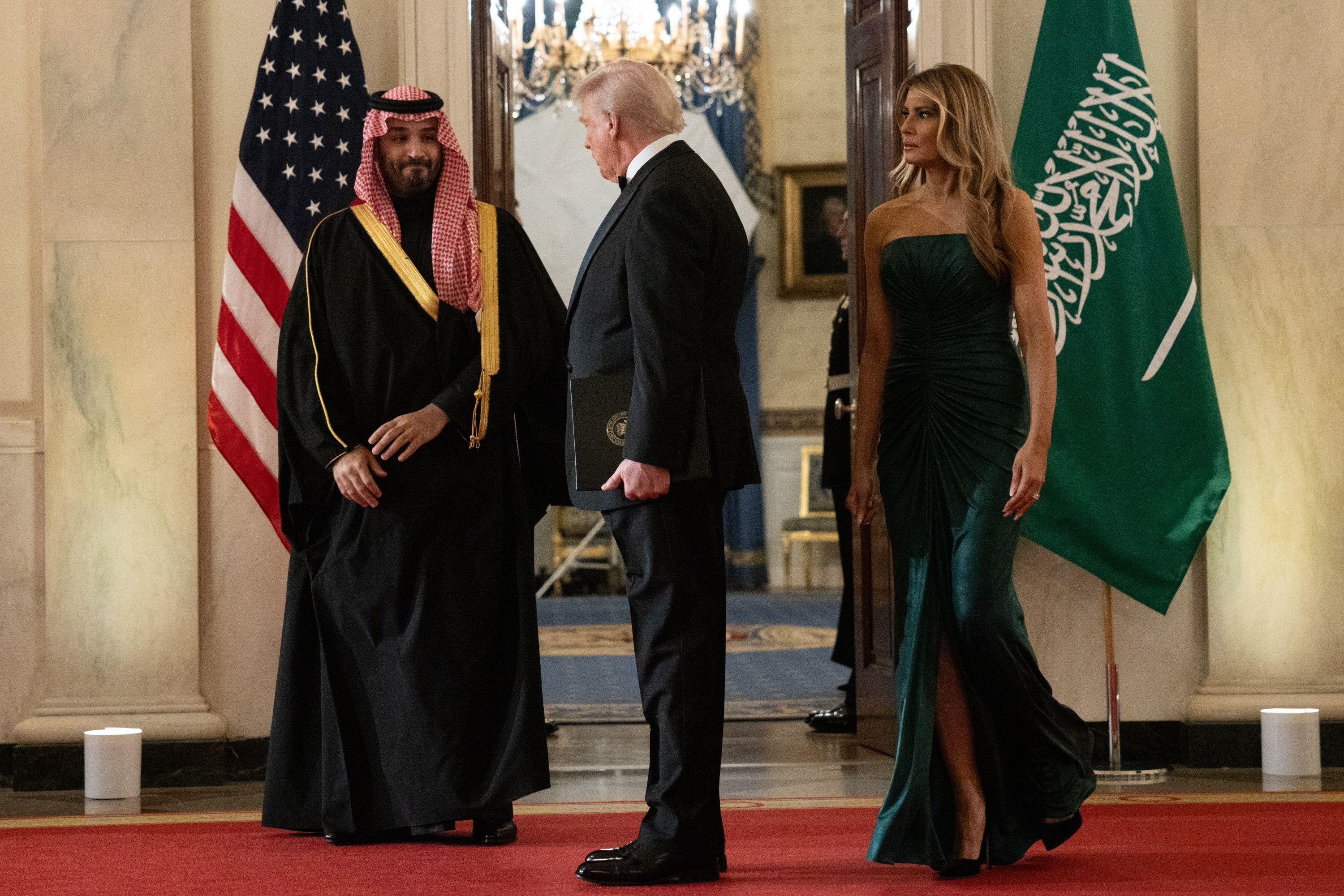saudijski princ, donald tramp, melanija tramp u zelenoj dugoj haljini