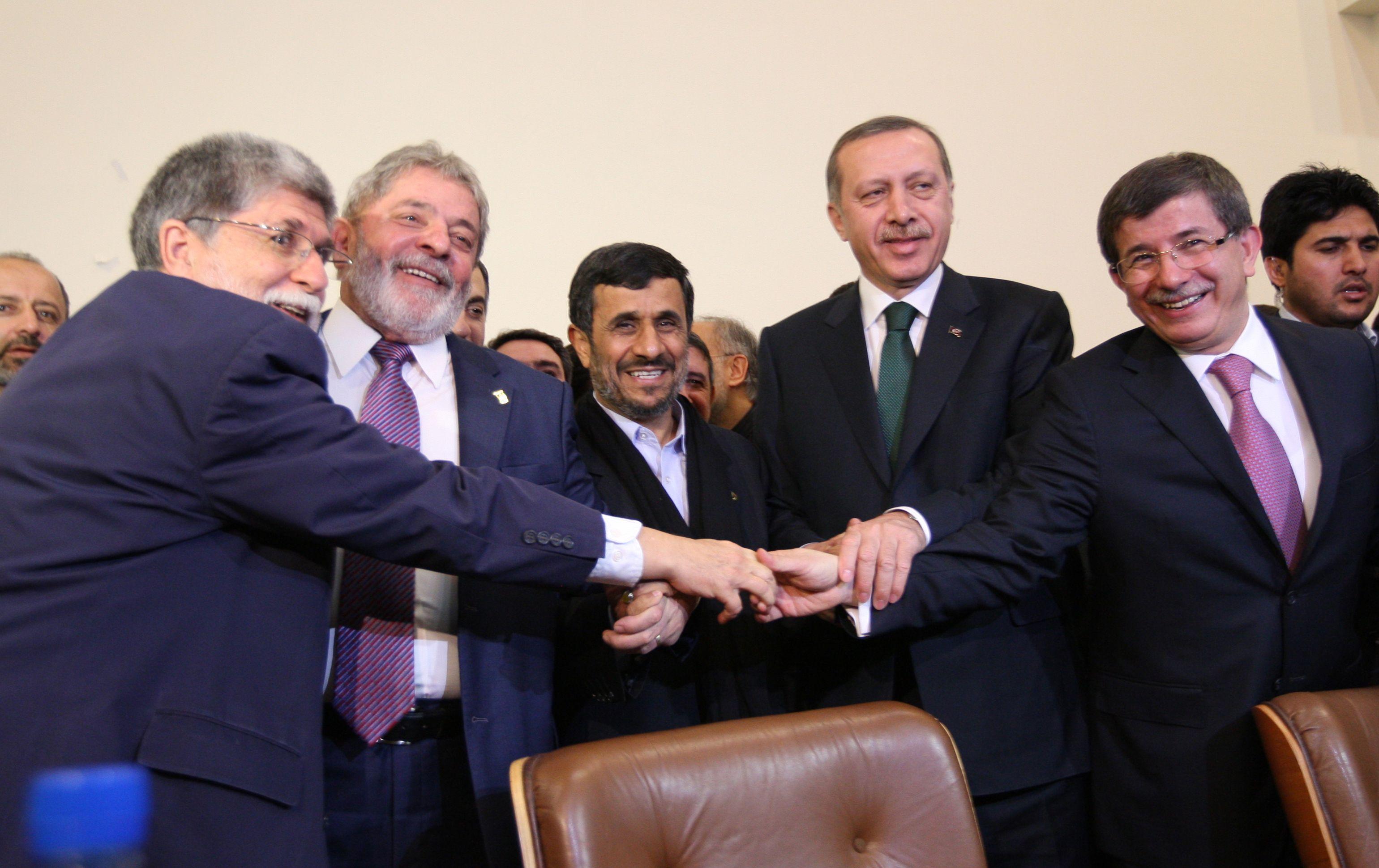 O Ministro das Relações Exteriores do Brasil, Celso Amorim, o Presidente Luiz Inácio Lula da Silva, o Presidente iraniano, Mahmoud Ahmadinejad, o Primeiro-Ministro turco, Recep Tayyip Erdogan, e o Ministro das Relações Exteriores da Turquia, Ahmet Davutoglu, de mãos dadas