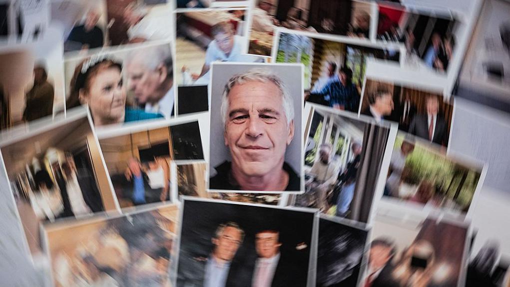 Collage de imágenes con Jeffrey Epstein en el centro y fotografías difuminadas de Epstein on Trump y otras personalidades.