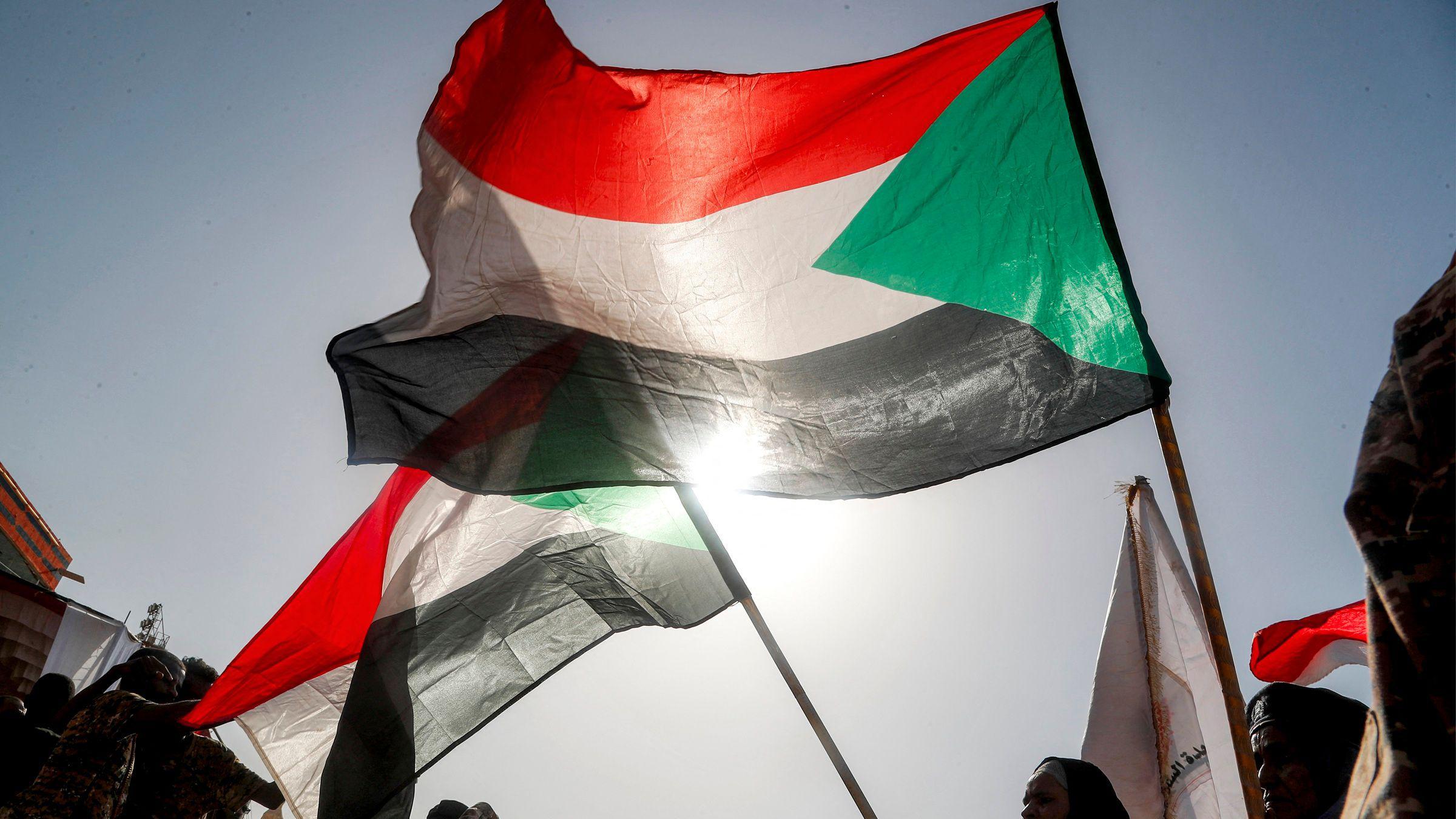 تجمّع أعضاء من فصيل المقاومة الشعبية الموالي للجيش السوداني في مسيرةٍ لدعم موقف الجيش في دارفور وكردفان وولاية النيل الأزرق، في مديرية الكراري بمدينة أم درمان، المدينة التوأم للعاصمة السودانية، في 30 يونيو/حزيران 2026. 