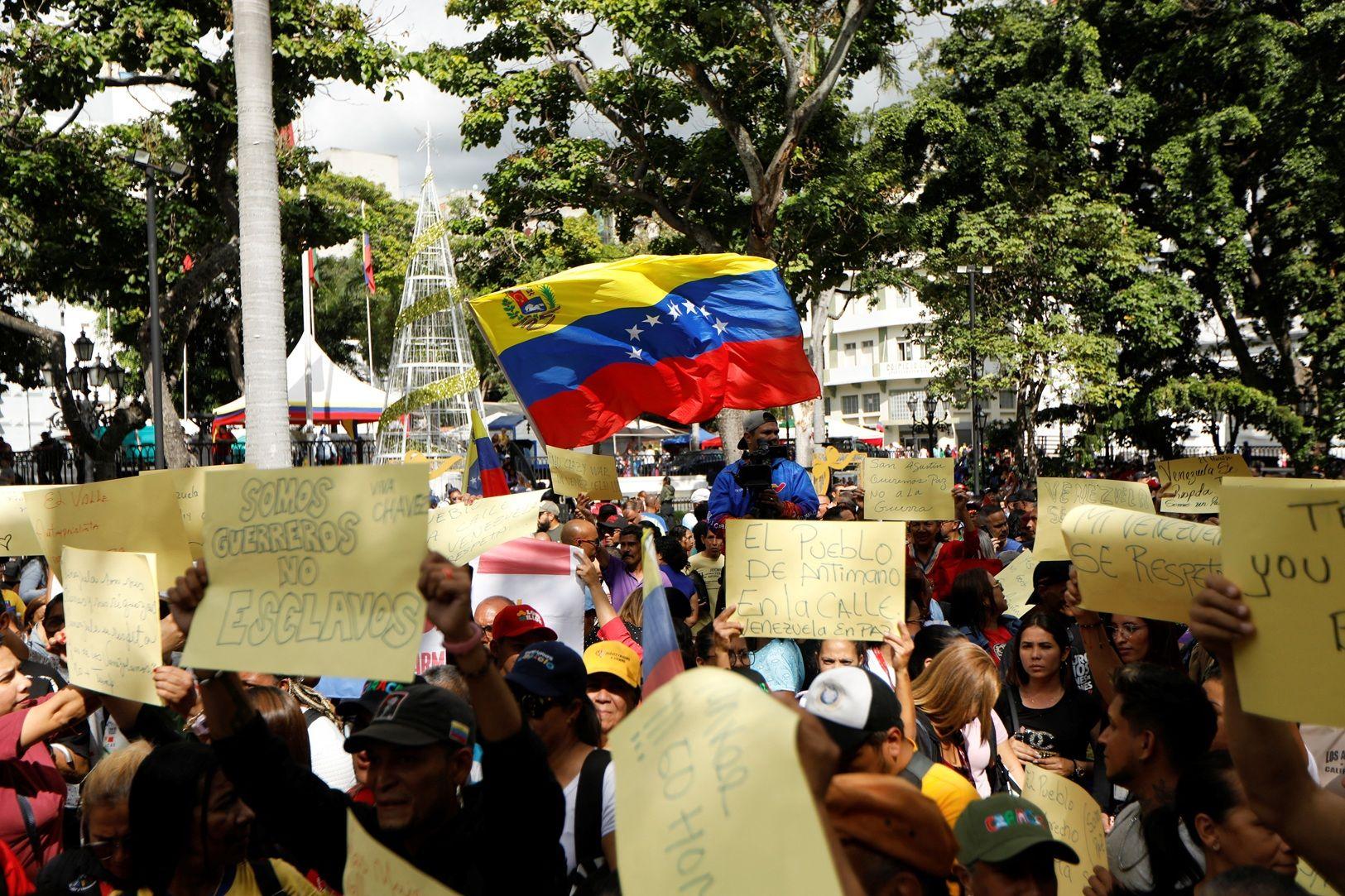 Venezuelanos que apoiam Maduro organizaram protestos no país contra ameaças de Trump