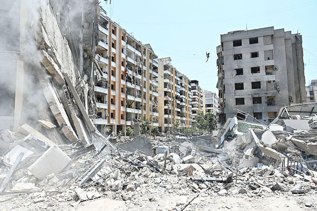 Los escombros de un edificio derrumbado se muestran en el lugar de un ataque aéreo israelí nocturno en el barrio de Kafaat, en los suburbios del sur de Beirut, en Beirut, Líbano, el 6 de junio de 2025.