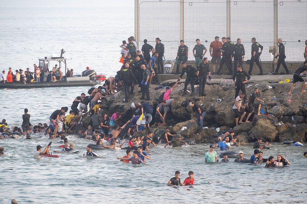Gente cruzando a Ceuta