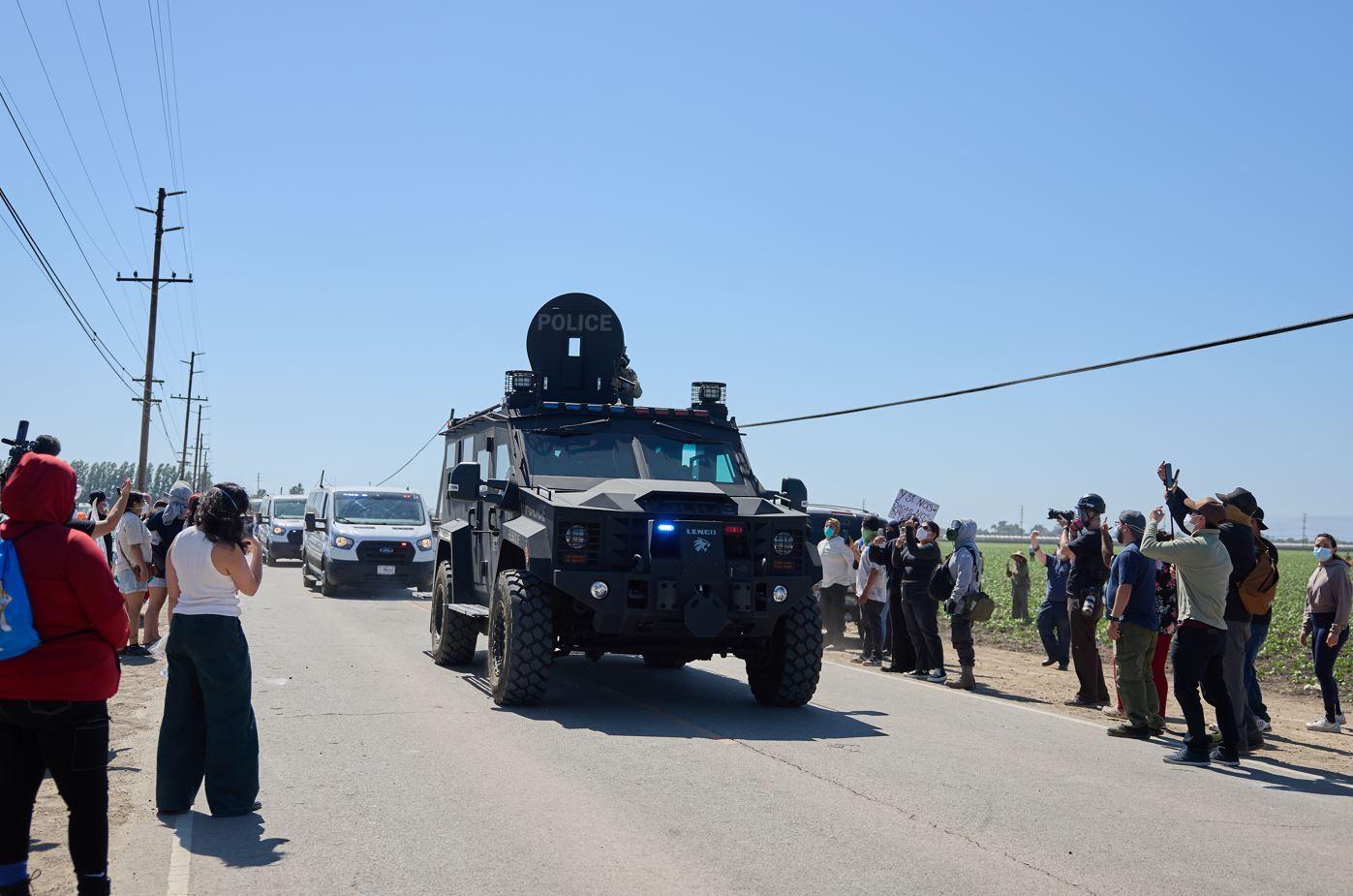 Vehículos federales en la redada en Camarillo