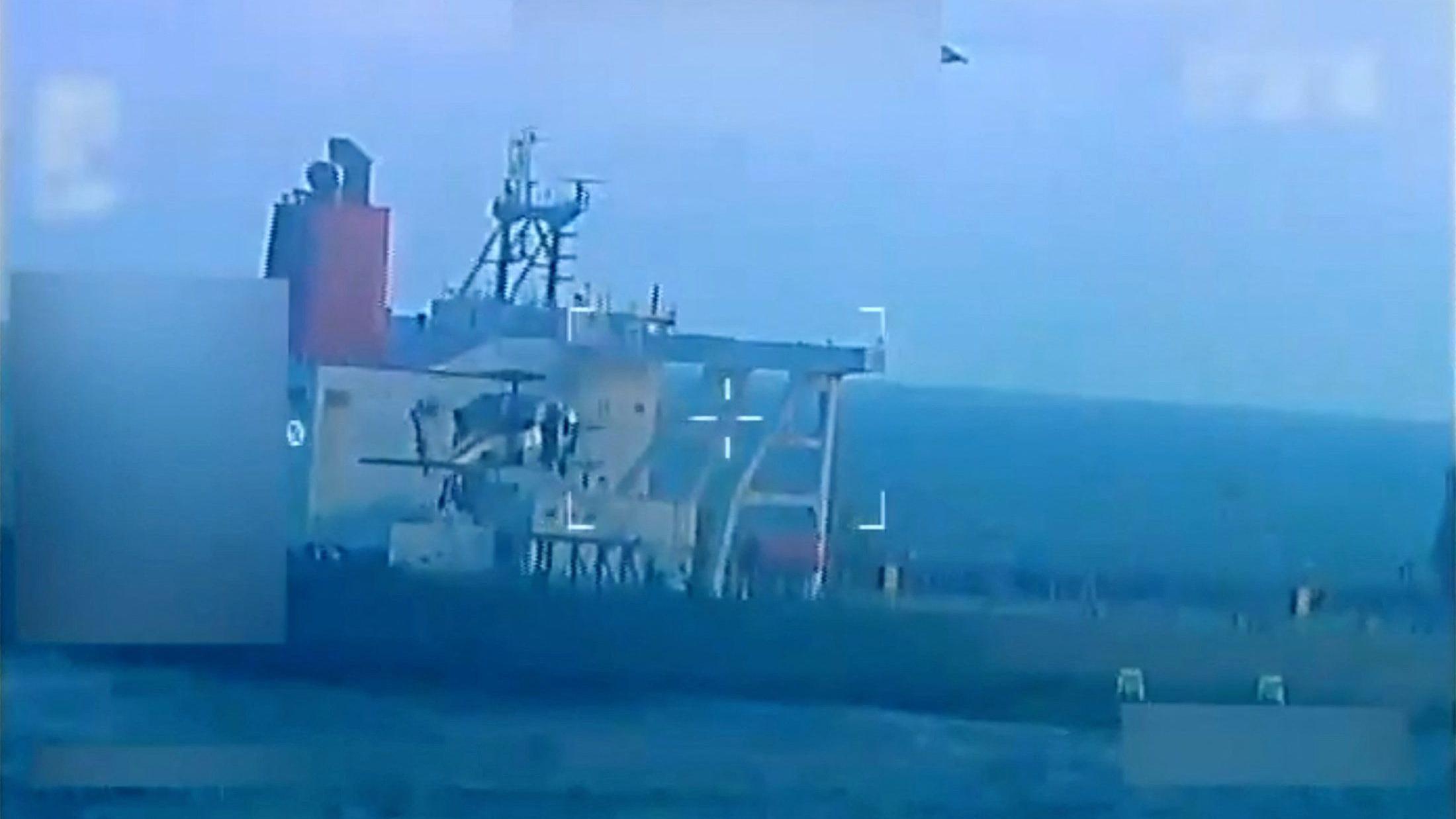 Un buque petrolero en el océano mostrado en un video del gobierno de EE.UU.