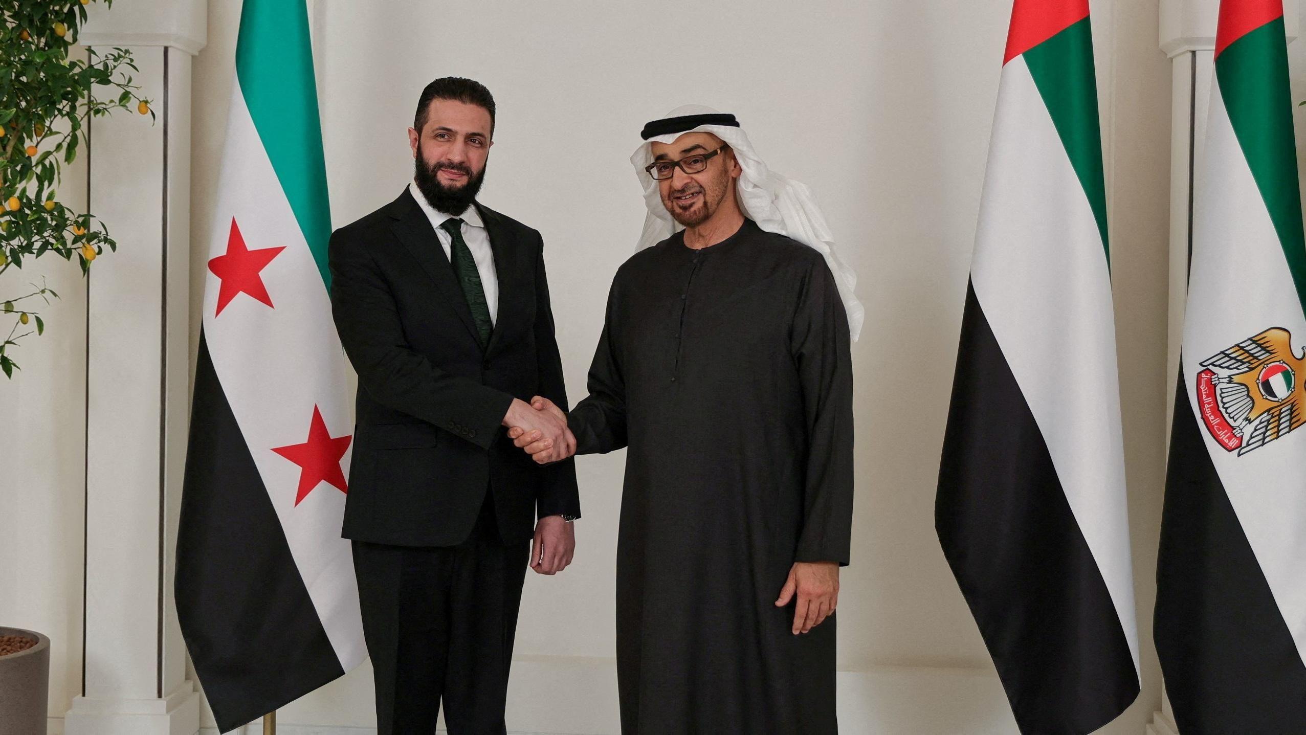 رئيس المرحلة الانتقالية في سوريا أحمد الشرع يصافح رئيس دولة الإمارات العربية المتحدة الشيخ محمد بن زايد آل نهيان، في أبو ظبي.